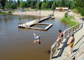 Monesti lasten lomatoiveet ovat aivan simppeleitä, usein pelkkä kotikaupungin uimaranta riittää.