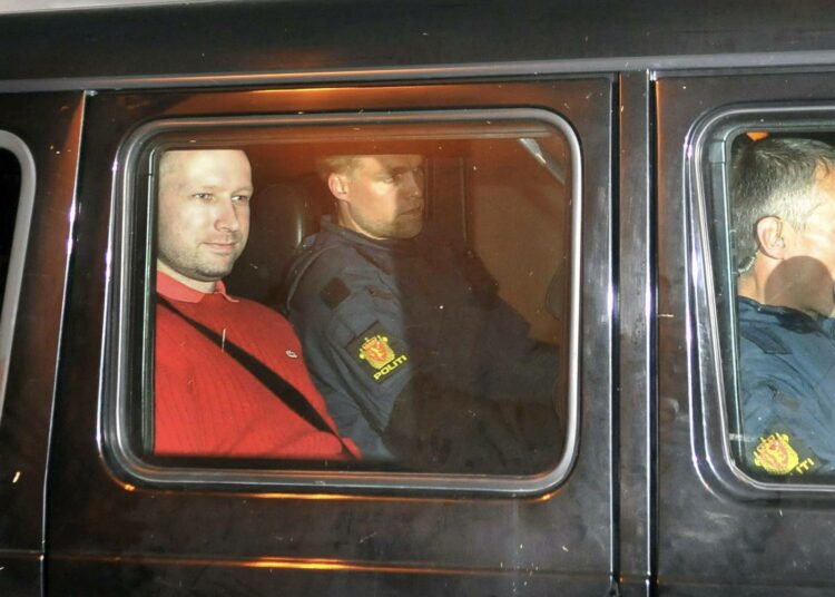 Anders Behring Breivikiä tuodaan poliisiautossa oikeustalolle vangitsemisistuntoon maanantaina.