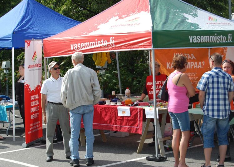 Vasemmistoliiton kunnallisjärjestö oli mukana Vaajakosken Kohinoissa.