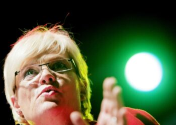 Sosialistisen vasemmistopuolueen puheenjohtaja Kristin Halvorsen ilmoitti vaalivalvojaisissa jättävänsä tehtävänsä ensi keväänä.