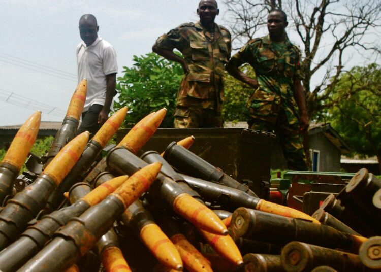 Nigerian armeija esitteli lehdistölle Nigerjoen suiston aseellisilta ryhmiltä talteen otettuja aseita ja ammuksia vuonna 2009. Hallituksen yleisen armahduspäätöksen jälkeen tuhannet suistoalueen kapinalliset luopuivat aseista.