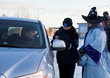 Liikenneturva järjesti yhteistyössä Liikkuvan poliisin, elinkeino-, liikenne- ja ympäristökeskuksen, rajavartiolaitoksen ja tullin kanssa turvavyövalistustempauksen Niiralan raja-asemalla 28. joulukuuta.