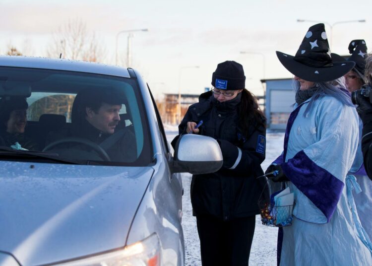 Liikenneturva järjesti yhteistyössä Liikkuvan poliisin, elinkeino-, liikenne- ja ympäristökeskuksen, rajavartiolaitoksen ja tullin kanssa turvavyövalistustempauksen Niiralan raja-asemalla 28. joulukuuta.
