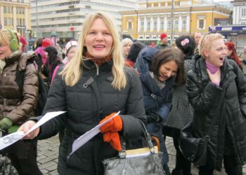 Turun Kauppatorille kokoontui lähes 200 iloisesti rienaavaa naurajaa.