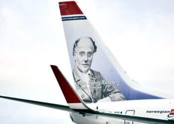 J.L. Runeberg koristaa norjalaisen lentoyhtiö Norwegianin uutta lentokonetta. Henkilökuntansa yhtiö vuokraa Virosta.