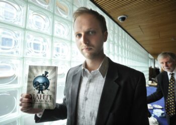 Matti Ylösen uutuuskirja on johdatus maailmantalouden valtasuhteisiin. Kirjan julkistamistilaisuuteen kommentaattorina osallistui ulkoministeri Erkki Tuomioja.