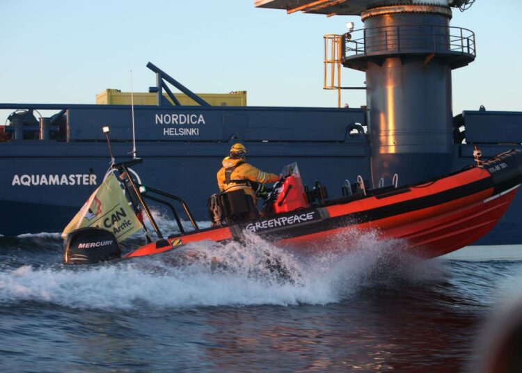 Greenpeacen aktivistit nousemassa Öölannin eteläpuolella avomerellä torstaina kello 5.30 Suomen aikaa Shellille vuokratulle jäänmurtaja Nordicalle vastustaakseen Shellin öljynporausta Arktiksella.