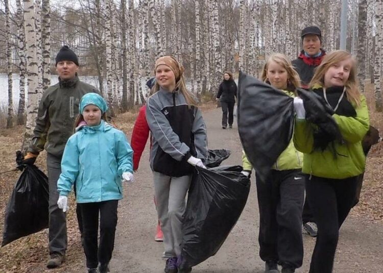 Keski-Palokan koulun siivoustalkoolaiset ahkeroivat ympäristön siistimisessä viime keväänä Palokkajärven rantamaisemissa.