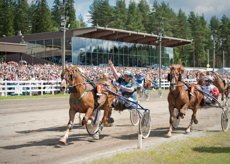 Tero E. Mäenpää pääsi juhlimaan kuninkuusravien osakilpavoittoa Turon Myrskyn rattailla jo toistamiseen