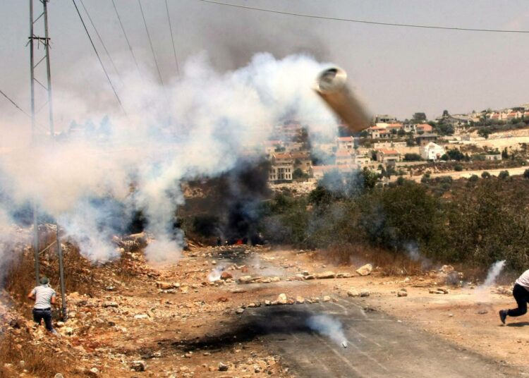 Israelilaiset sotilaat käyttivät 27. heinäkuuta Länsirannan lähellä kyynelkaasua palestiinalaisiin, joka osoittivat mieltä maidensa anastamista vastaan.
