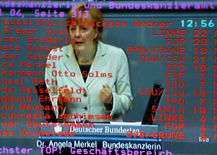 Euroopan vakausmekanismin perustaminen varmistui aiemmin syyskuussa Saksan perustuslakituomioistuimen näytettyä sille vihreää valoa. Liittokansleri Angela Merkel puhui samana päivänä parlamentissa.