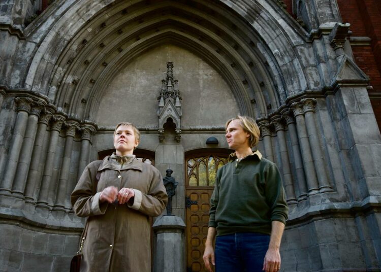 Marko Jalonen ja Kaisla Flood käyvät vaikuttavaa uskontaistoa Teatteri Kultsan uuden näytäntövuoden avauksessa.