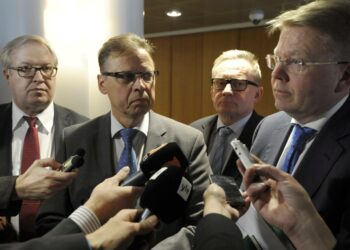 Akavan puheenjohtaja Sture Fjäder (vas.), SAK:n puheenjohtaja Lauri Lyly, STTK:n puheenjohtaja Mikko Mäenpää ja Elinkeinoelämän Keskusliiton (EK) toimitusjohtaja Jyri Häkämies kertovat päivän neuvottelujen tilanteesta Helsingissä 4. maaliskuuta.