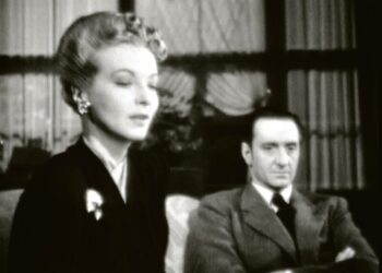 Sherlock Holmes jäljittää Lontoon kaduilla vaanivaa murhaajaa. Kuvassa Basil Rathbone ja Hillary Brooke.