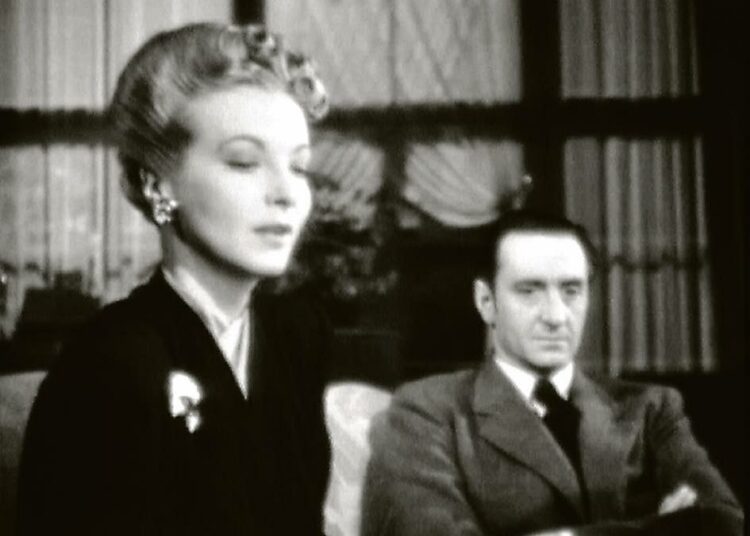 Sherlock Holmes jäljittää Lontoon kaduilla vaanivaa murhaajaa. Kuvassa Basil Rathbone ja Hillary Brooke.