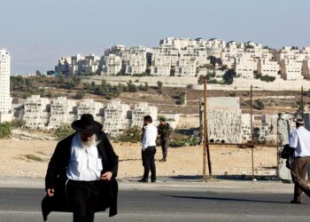 Israelin tarkastuspiste Jerusalemista Betlehemiin johtavalla tiellä Länsirannalla. Taustalla Har Homan siirtokunta.