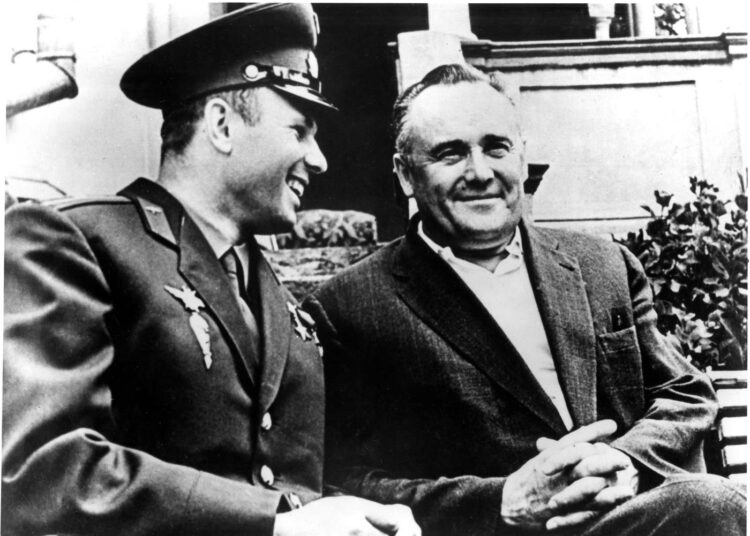 Juri Gagarin ja Neuvostoliiton avaruusohjelman johtaja pääsuunnittelijaksi kutsuttu Sergei Korolev, josta saatiin julkaista kuvia vasta paljon hänen vuonna 1965 tapahtuneen kuolemansa jälkeen.