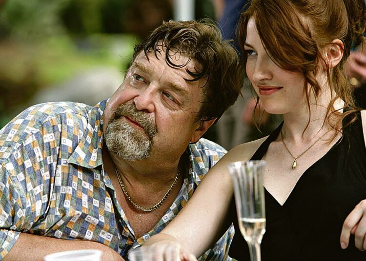 In the Electric Mist on Louisianan rämeille sukeltava jännäri etsivästä, joka saa kaksi murhajuttua tutkittavakseen. Kuvassa John Goodman ja Kelly Macdonald.