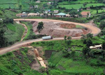 Maantie Ugandan lounaisosassa.