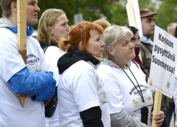 Altia työntekijät vaativat viime viikolla Suomen Elintarviketyöläisten Liiton (SEL) mielenosoituksessa eduskuntaa torjumaan hallituksen lisätalousarvioesityksessään ehdottaman Altia Oyj:n myynnin. Vasemmistoliitto on heidän kanssaan samaa mieltä.