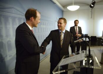 Elinkeinoministeri Jan Vapaavuori sekä Meyer Werftin Jan Meyer (vas) kertoivat Turun telakan omistusjärjestelyistä tiedotustilaisuudessa Helsingissä maanantaina.