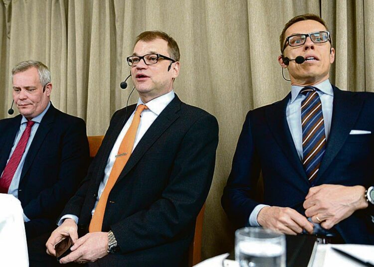 Puolueiden puheenjohtajat vasemmistoliiton Paavo Arhinmäkeä lukuunottamatta ovat valmiita vaihtoehdottomuuden politiikkaan. Kuvassa Antti Rinne (sd.) Juha Sipilä (kesk.) ja Alexander Stubb (kok.).