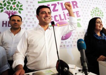 Entinen ihmisoikeusjuristi Selahattin Demirtas tuotti vaaleissa yllätyksen presidentin puolueelle.