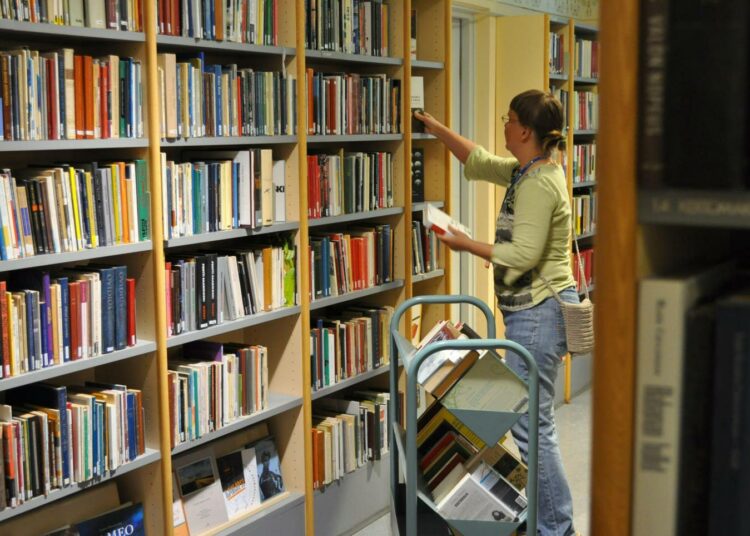 Kirjastojen digitaaliset palvelut edistävät entisestään tiedon saatavuutta.