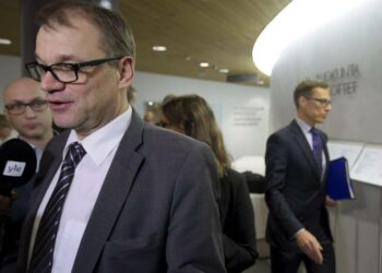 Keskustan ja kokoomuksen välinen sota näkyy julkisuudessa kiistana sote-alueiden määrästä. Pääministeri Juha Sipilä kommentoimassa sote-neuvotteluita. Taustalla valtiovarainministeri, kokoomuksen puheenjohtaja Alexander Stubb.