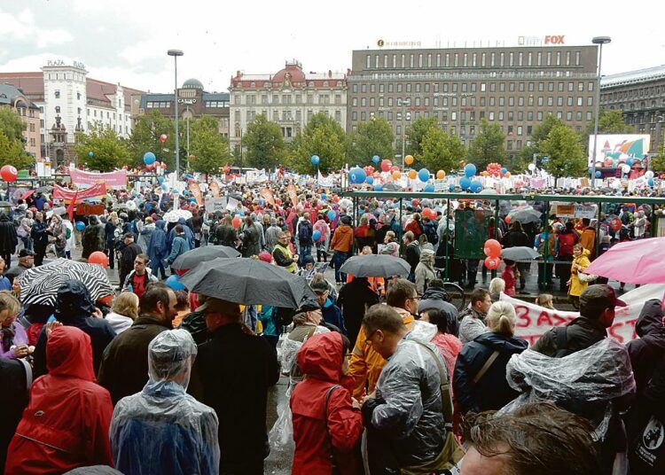 Ammattiyhdistysliike tarkoittaa yli kahta miljoonaa Suomen kansalaista. SAK:n, Akavan ja STTK:n liittojen jäsenet osoittivat mieltään Helsingin Rautatientorilla 18.9.2015.