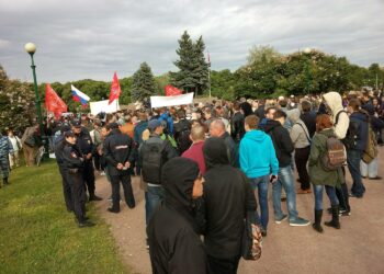 Pietarilaisia Mars-kentällä osoittamassa viime maanantaina mieltään Kadyrovin siltaa vastaan.