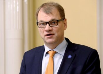 Ketä haittaa tai kiinnostaa, lukeeko laskussa Lapin maakunta vai Lapin maakunnan terveyspalvelut Oy, kysyy pääministeri Juha Sipilä.