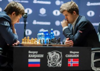 Sergei Karjakin pani Magnus Carlsenin lujille, mutta joutui taipumaan.
