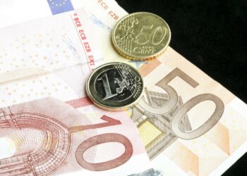 Pitkittyneesti pelkän perusturvan varassa elävien määrä on noussut 30 000:lla vuodesta 2010. Ensi vuonna sosiaaliturvaa leikataan kautta linjan.