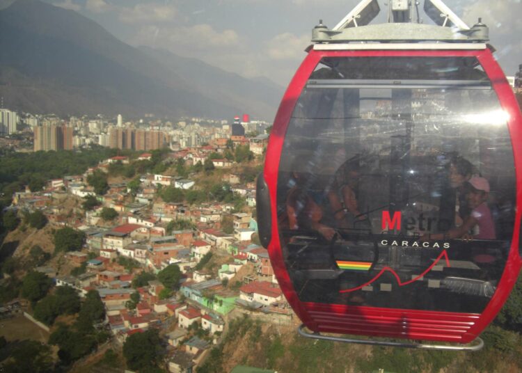 Brasilialaisen Odebrecht-yhtiön rakentama Metrocable-köysirata valmistui vuonna 2010 Venezuelan pääkaupunkiin Caracasiin. Se yhdistää jyrkällä rinteellä sijaitsevan San Agustínin slummin kaupungin metroverkkoon.