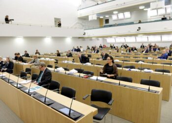 Eduskunnassa ei juuri kuulla asiantuntijatietoa alle keskipalkkaisilta.