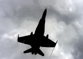 Vasemmistoliitto ei hyväksy hävittäjähankintojen kokoa.