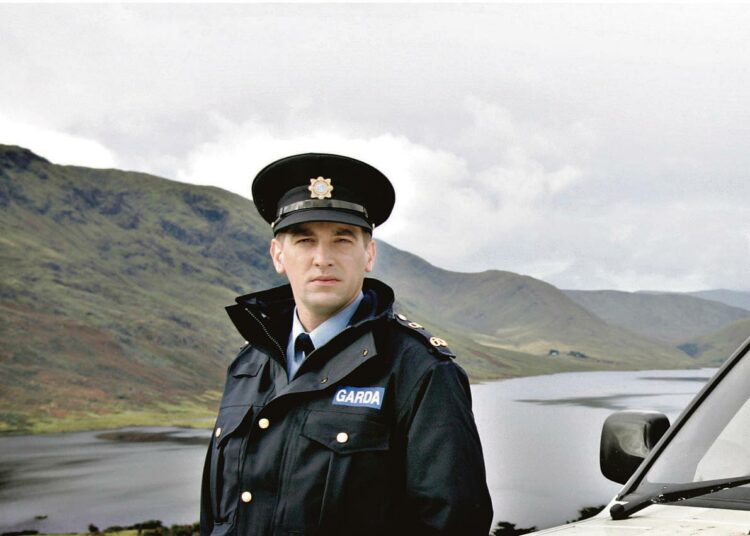Ylikonstaapeli Driscoll (Owen McDonnell) on palannut Dublinista synnyinseudulleen hoitamaan samaa työtä kuin isänsä.
