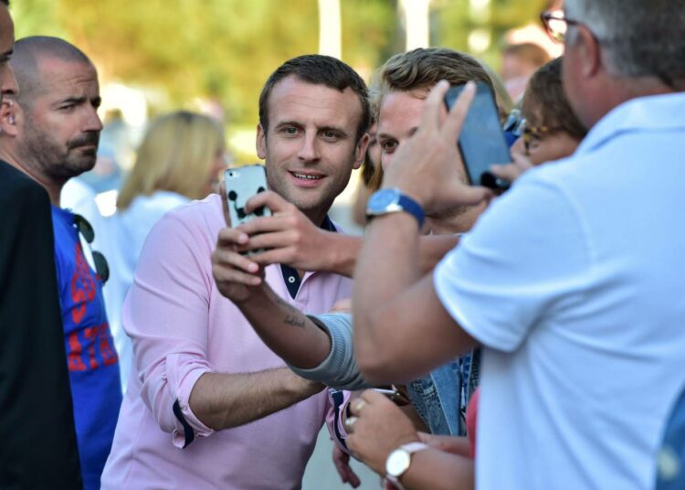 Presidentti Emmanuel Macron asettui lauantaina kansalaisten selfiekuviin kotipaikkakunnallaan Le Touquetissa Pohjois-Ranskassa.
