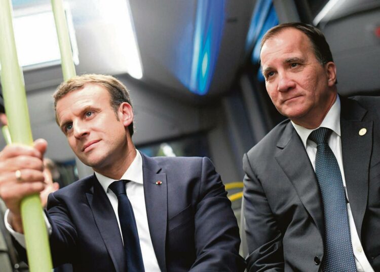 Presidentti Emmanuel Macron ja pääministeri Stefan Löfven matkustivat Göteborgin huippukokouksen yhteydessä bussilla tutustumaan Volvon tehtaisiin.