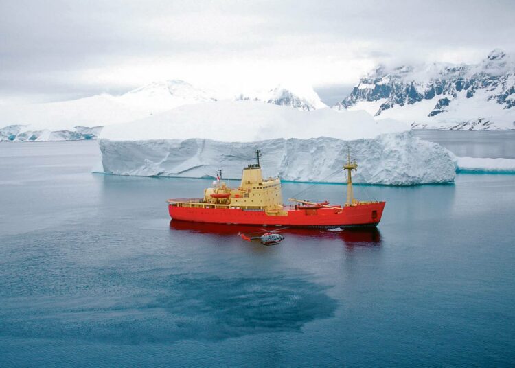 Chilen laivaston tutkimusalus Antarktiksen vesillä.