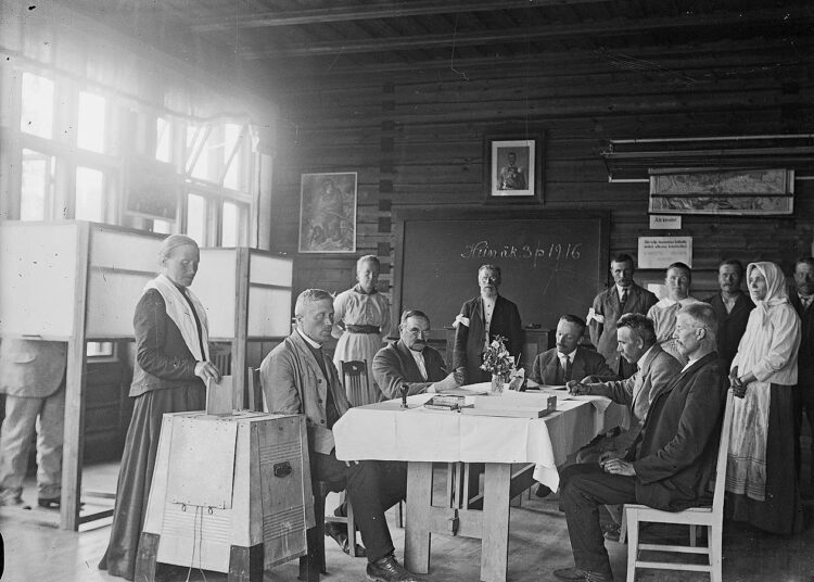 Vuoden 1916 vaali toi vasemmistoenemmistöisen eduskunnan. Kuvassa eduskuntavaalien äänestystilaisuus Hanhon kansakoululla Ruovedellä 3.7.1916.
