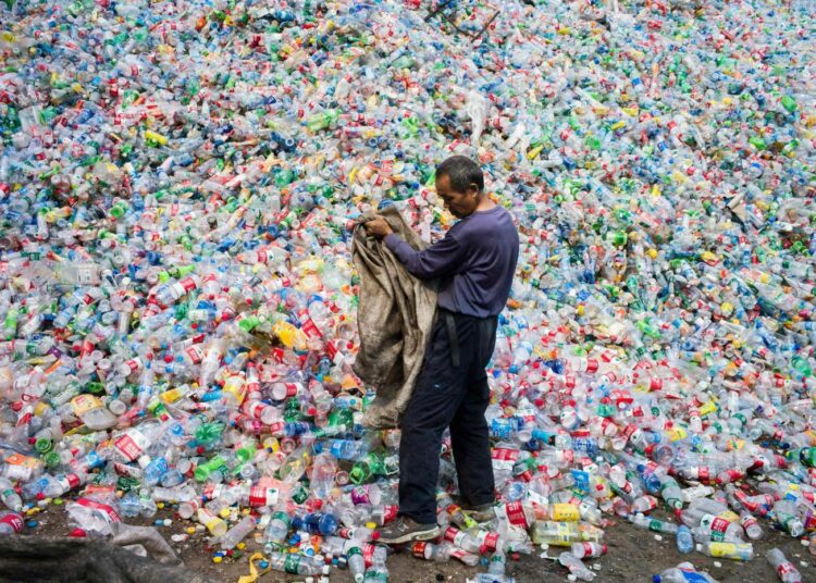 Muovipulloja lajitellaan kierrätystä varten kiinalaisessa Dong Xiao Koun kylässä lähellä Pekingiä.
