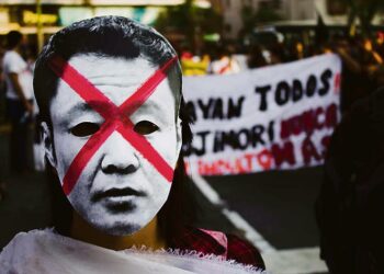 Perulaiset pukeutuivat Alberto Fujimori -naamareihin armahduksen vastaisissa mielenosoituksissa. Aasialaistaustaisia ihmisiä nimitetään yleisesti kiinalaisiksi, tästä lempinimi ”El Chino”.
