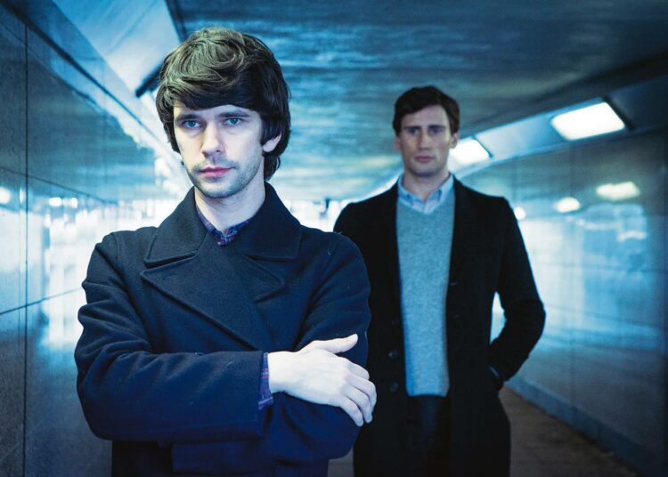 Uuden sarjan toimintakaksikko Danny (Ben Whishaw, vas.) ja Alex (Edward Holcroft).