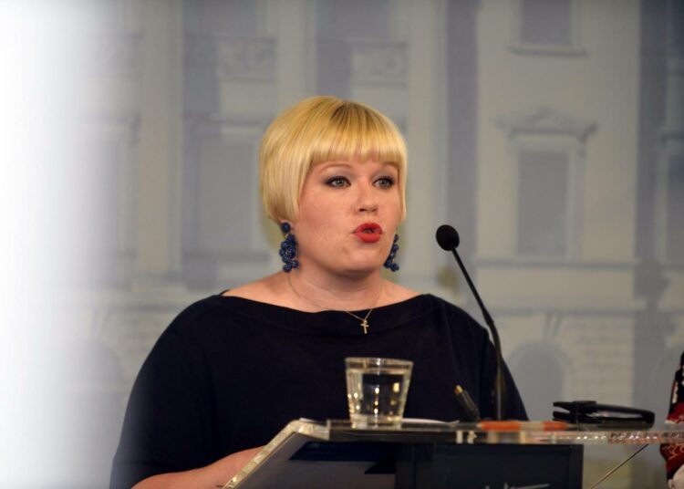 Perhe- ja peruspalveluministeri Annika Saarikko (kesk.) kertoi maanantaina hallituksen tekevän 100 lakiin muutoksia.