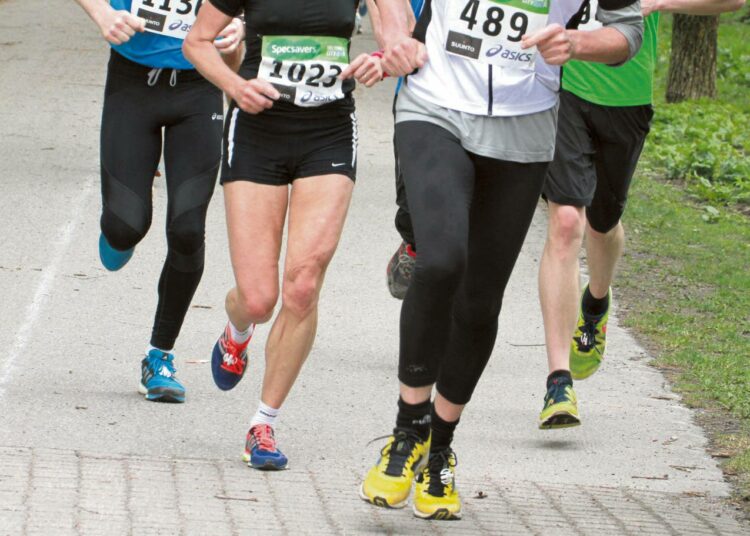 Tino Lintunen kirjoittaa juoksemisesta vaikkei halua askelillaan näyttää kenellekään esimerkkiä.