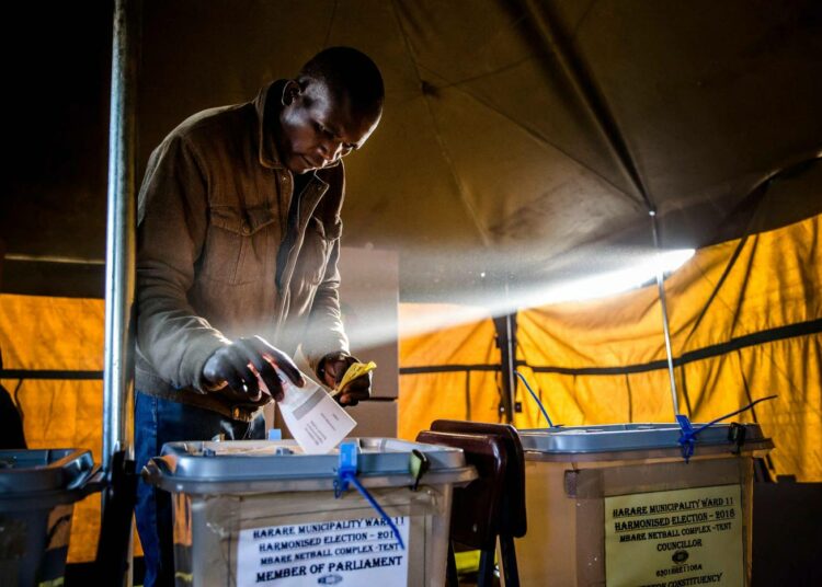 Mies äänestämässä Mbaren lähiössä Zimbabwen pääkaupungissa Hararessa 30. heinäkuuta, kun zimbabwelaiset äänestivät ensimmäistä kertaa Mugaben jälkeisenä aikana.