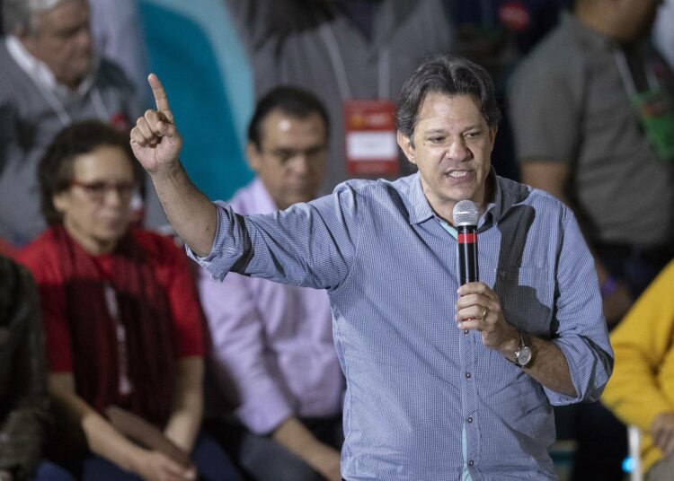 Fernando Haddad puhumassa työväenpuolueen kokouksessa lauantaina.