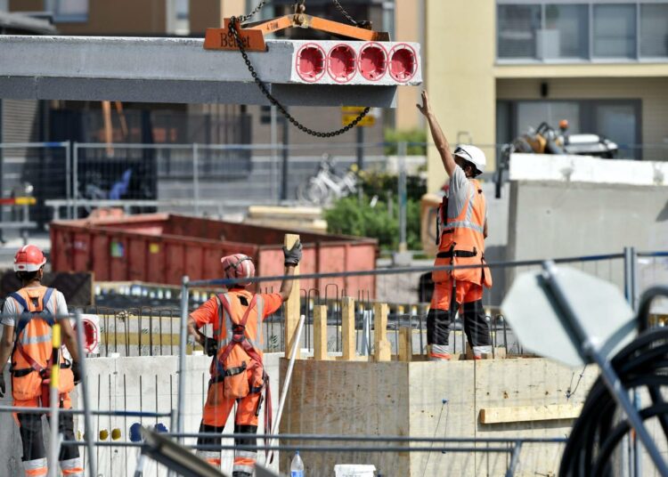 Minkä aikaa työtä tehdään tulevaisuudessa? Lyhennetyn työajan malleja on vakiinnutettu eri paikoissa.